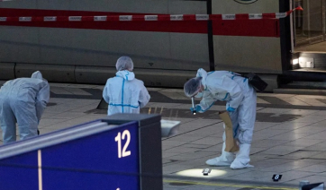 Σοκ στο Αμβούργο: 39χρονη μαχαίρωνε τυχαία επιβάτες σε σταθμό τρένου -18 τραυματίες, σε κρίσιμη κατάσταση οι 4