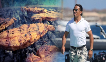 Salt Bae: Οι «χρυσές» μπριζόλες των 800 ευρώ και το μπέργκερ των 90 ευρώ στο εστιατόριο της Μυκόνου