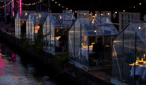 Εστιατόριο στην Ολλανδία εν μέσω κορωνοϊού βρήκε τη λύση: Δείπνο σε μίνι θερμοκήπια, ένα τραπέζι ανά κουβούκλιο