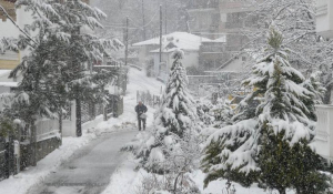 Καιρός: Χιόνι στα βόρεια προάστια της Αθήνας μετά την παρέλαση