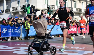 Ημιμαραθώνιος Αθήνας: Διαγωνιζόμενος έτρεξε με μωρό στην αγκαλιά, άλλος μαζί με τον σκύλο του (βίντεο)