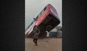 Τουλάχιστον 24 νεκροί μετά την πτώση λεωφορείου σε ποταμό στο Μπαγκλαντές, δείτε συγκλονιστικό βίντεο