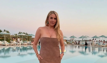 Στην Τήνο η Φωτεινή Πετρογιάννη για τη βάφτιση του γιου της