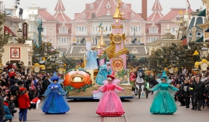 Η Disneyland Παρισιού χρεώνει περισσότερο τους ξένους επισκέπτες;
