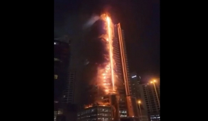 Βίντεο-σοκ με 35ώροφο ουρανοξύστη στο Ντουμπάι, κοντά στο Burj Khalifa, να γίνεται παρανάλωμα του πυρός
