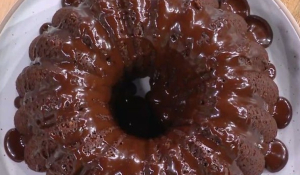 Η Αργυρώ Μπαρμπαρίγου μάς φτιάχνει το απόλυτο γλυκό - λάβα σοκολάτας (βίντεο)