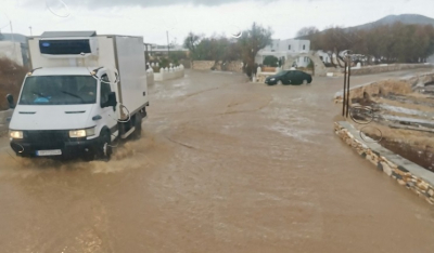 Πάρος: Ασταμάτητη βροχόπτωση - Πλημμύρισαν δρόμοι στη Νάουσα- Προβλέπεται ένταση του φαινομένου