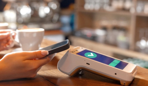 Υποχρεωτικές από σήμερα παντού οι πληρωμές και με IRIS - Τι αλλάζει