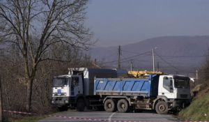 Κόσοβο: Σέρβοι απέκλεισαν δρόμους με νέα οδοφράγματα - Σημάδια υποχώρησης από την Πρίστινα