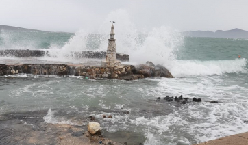 Σφοδρότατη ανεμοθύελλα δεν άφησε τίποτα όρθιο στην Πάρο! «Ξυρίζει» ο σορόκος το νησί…