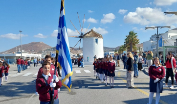 Πάρος, 28η Οκτωβρίου: Τα ελπιδοφόρα νιάτα του νησιού παρέλασαν με καμάρι και υπερηφάνεια (Βίντεο)