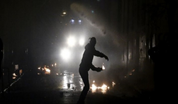 «Κόλαση» στα Εξάρχεια: Πετούν μολότοφ από τις ταράτσες