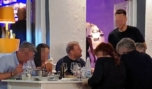 Πάρος: Ο Χρήστος Φερεντίνος απολαμβάνει το δείπνο του στο λιμανάκι της Νάουσας!