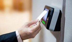 Ψηφιακή κάρτα εργασίας: Εντός του 2026 η καθολική εφαρμογή της σε δημόσιο και ιδιωτικό τομέα