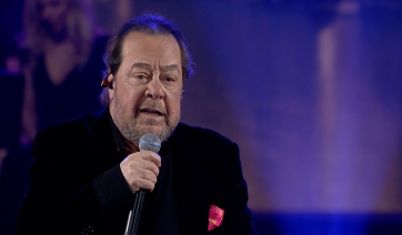 Συγκινεί ο Γιάννης Πάριος: Διέκοψε τη συναυλία του αναφερόμενος στον Βασίλη Καρρά και καταχειροκροτήθηκε