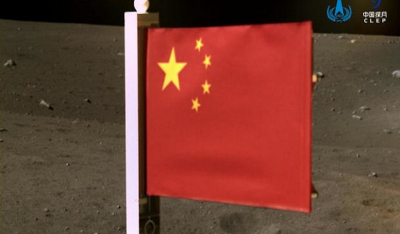Ιστορική στιγμή για την Κίνα: «Φύτεψε» τη σημαία της στη Σελήνη