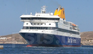 Πάρος: Έτσι ευχήθηκε Καλή Παναγιά το πλοίο &quot;Blue Star Patmos&quot;  (Βίντεο)