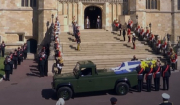 Κηδεία πρίγκιπα Φίλιππου: Λάβαρο με ελληνικό σταυρό σκεπάζει το φέρετρο του βασιλικού συζύγου
