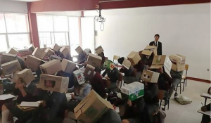 Καθηγητής στο Μεξικό έβαλε... κιβώτια στους μαθητές για να μην αντιγράφουν!