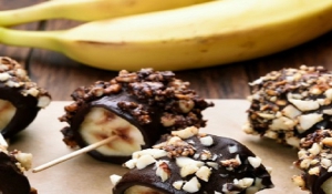 Παγωτίνια μπανάνας με σοκολάτα στην πιο εύκολη και light εκδοχή τους