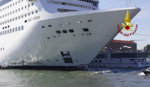 Βενετία: Θηριώδες κρουαζιερόπλοιο έπεσε πάνω σε πλοιάριο