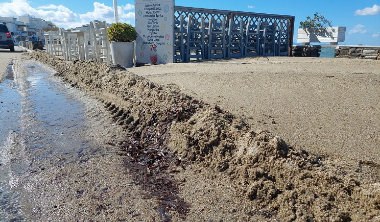 Πάρος: Αυτή είναι η εικόνα μετά την κακοκαιρία – Γεμάτη με υλικά της θάλασσας η στεριά (Βίντεο)