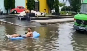 Κατερίνη: Νεαρός άνδρας βγήκε… με φουσκωτό στρώμα θαλάσσης και κοκτέιλ σε πλημμυρισμένο δρόμο