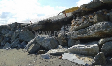 Νέες επικίνδυνες κατακρημνίσεις – διαβρώσεις στην παράκτια ζώνη του Αμπελά στην Πάρο