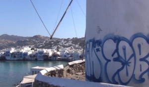 Μύκονος: «Βεβήλωσαν» τους Μύλους με γκράφιτι