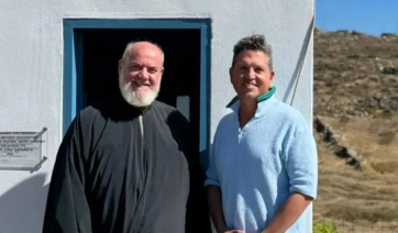 Μύκονος: Ο Γιάννης Πουλόπουλος έχτισε εκκλησάκι στη μνήμη του αδελφού του 30 χρόνια μετά τον θάνατό του (βίντεο)