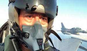 Νέο σόου Ακάρ: Πέταξε με F-16 και απειλεί Γαλλία-ΗΠΑ