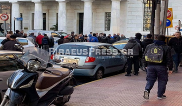 Πειραιάς: Αλλοδαπός έκλεψε ΙΧ και έπεσε σε 10 σταθμευμένα οχήματα