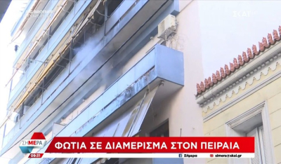 Φωτιά σε διαμέρισμα στον Πειραιά (βίντεο)