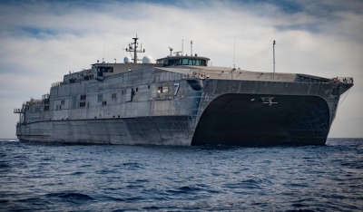 Το μεταγωγικό σκάφος του Αμερικανικού Ναυτικού, USNS Carson City, που ελλιμενίστηκε στη Σύρο, επισκέφθηκε ο Περιφερειάρχης Γιώργος Χατζημάρκος