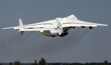 Βίντεο: Η στιγμή που το μεγαλύτερο αεροπλάνο του κόσμου φτάνει στην Αθήνα