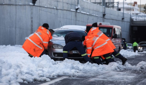 Ολοκληρώθηκαν οι απεγκλωβισμοί των οδηγών, παραμένουν 500 αυτοκίνητα στην Αττική Οδό