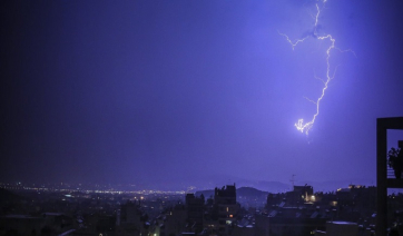 Ισχυρές καταιγίδες έπληξαν την Αττική - 40 χιλιοστά βροχής σε μόλις μία ώρα και πάνω από 2.500 κεραυνοί
