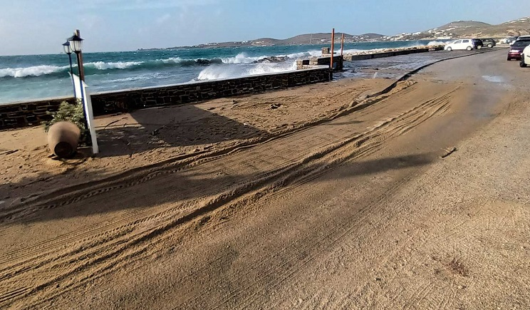 Πάρος: Θυελλώδεις άνεμοι «σφυροκοπούν» το νησί - Θάλασσα και άμμος ξεβράζονται στα παράλια (Βίντεο)