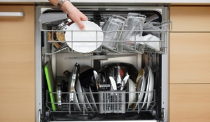 Πώς να καθαρίσεις το πλυντήριο πιάτων ώστε τα πιάτα σου πραγματικά να λάμπουν!