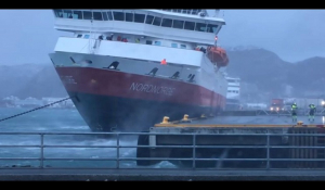 Βίντεο: Η δραματική προσπάθεια ενός κρουαζιερόπλοιου να προσεγγίσει λιμάνι στη Νορβηγία