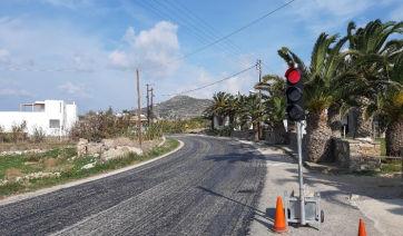 Εργασίες ασφαλτόστρωσης στον δρόμο που οδηγεί στην Πούντα της Πάρου από την Περιφέρεια Νοτίου Αιγαίου