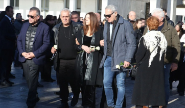 Θρήνος στην κηδεία της 34χρονης αθλήτριας Μαργαρίτας Οικονομοπούλου – Υποβασταζόμενη η μητέρα της- Απαρηγόρητος ο Γιάννης Βρούτσης