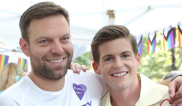 Η απίστευτη ερώτηση που έκανε ο Τάιλερ στην Μπέττυ Μπαζιάνα -Ο Τσίπρας «ισοπεδώνει» Κασσελάκη στο βιβλίο