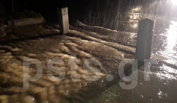 Ασταμάτητη βροχή στην Πάρο. Ξεχείλισαν τα ποτάμια... (Βίντεο)