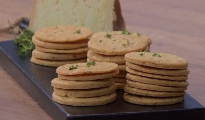 Αλμυρά μπισκότα με αρσενικό Νάξου και λεμόνι (βίντεο)