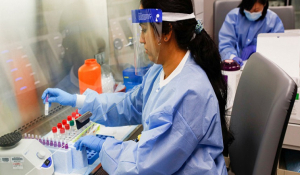 Επικεφαλής CDC: Ο κορωνοϊός μετατρέπεται σε «πανδημία των ανεμβολίαστων»