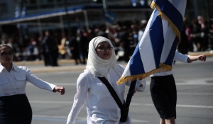 Ξεχώρισε η σημαιοφόρος με τη μαντίλα στην παρέλαση στο Σύνταγμα