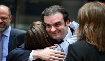 Politico: Η Ελλάδα παραλίγο να βγει από το ευρώ και τώρα διευθύνει τον οργανισμό που την έσωσε από τη χρεοκοπία