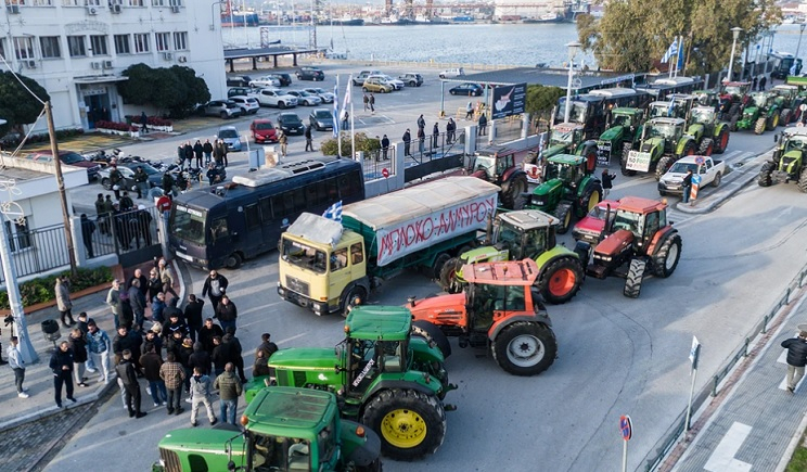 Αποχωρούν οι αγρότες από το λιμάνι του Βόλου μετά το τελεσίγραφο (Βίντεο)