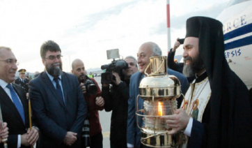 Με καθυστέρηση η άφιξη του Αγίου Φωτός στην Ελλάδα -Τι ώρα αναμένεται στην Ελευσίνα